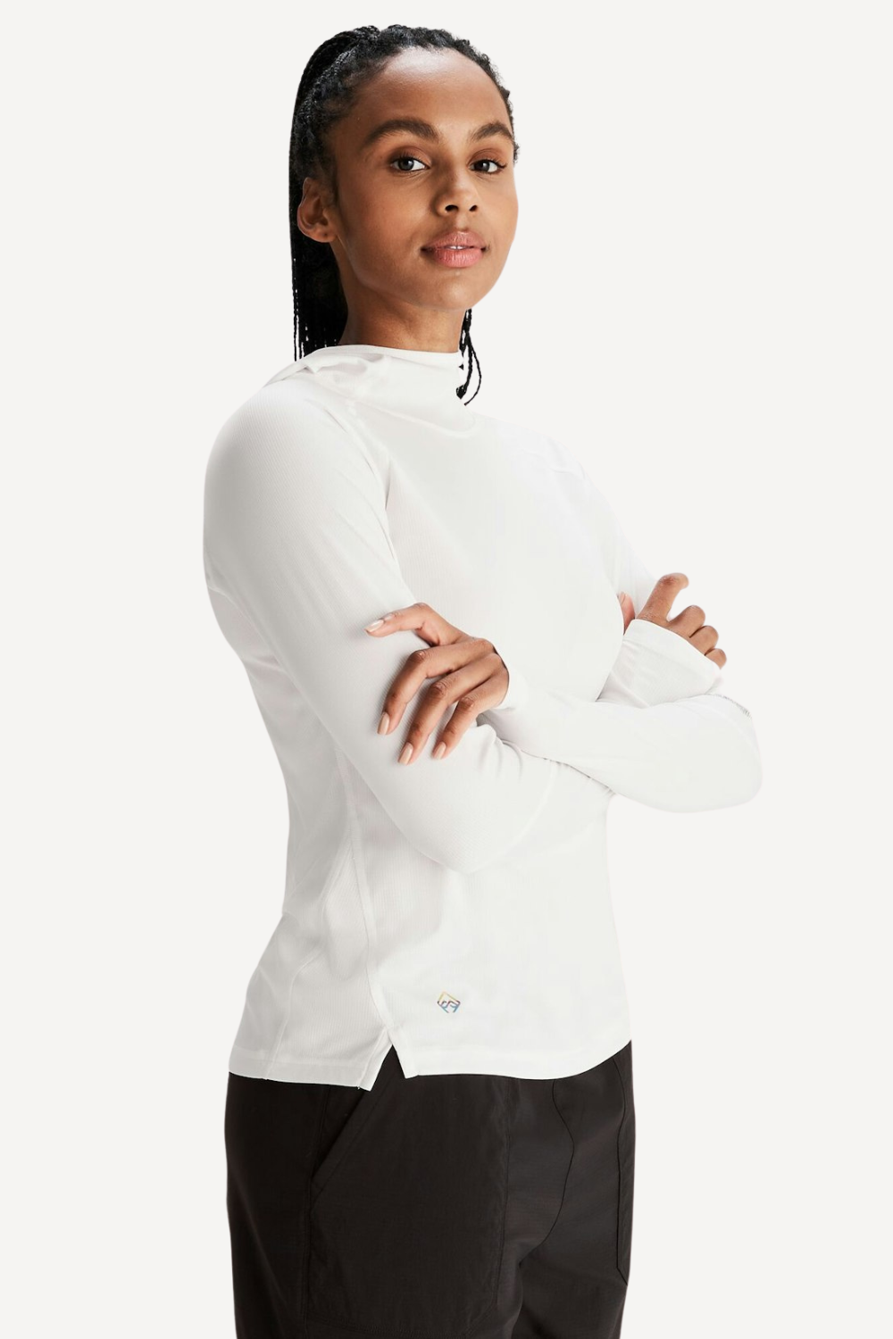 T-shirt anti-UV blanc pour femme, manches longues, respirant et élégant, certifié UPF 50+ pour protection solaire.