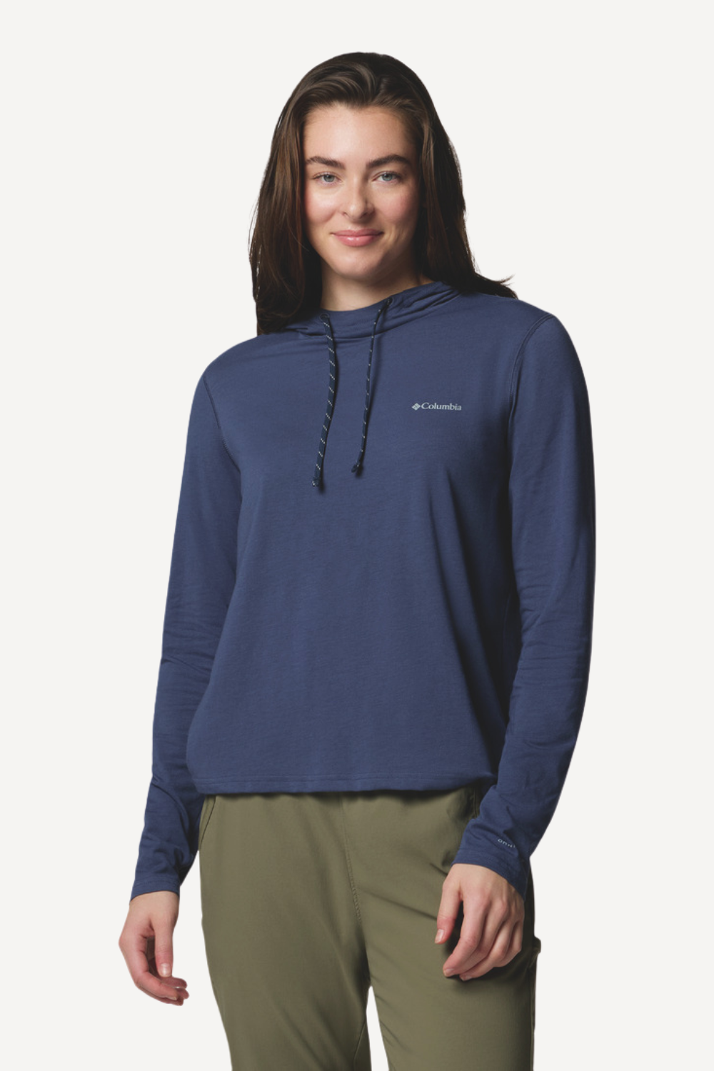 Femme portant un sweat-shirt anti-UV bleu Columbia, UPF 50+, confortable pour une protection solaire efficace.