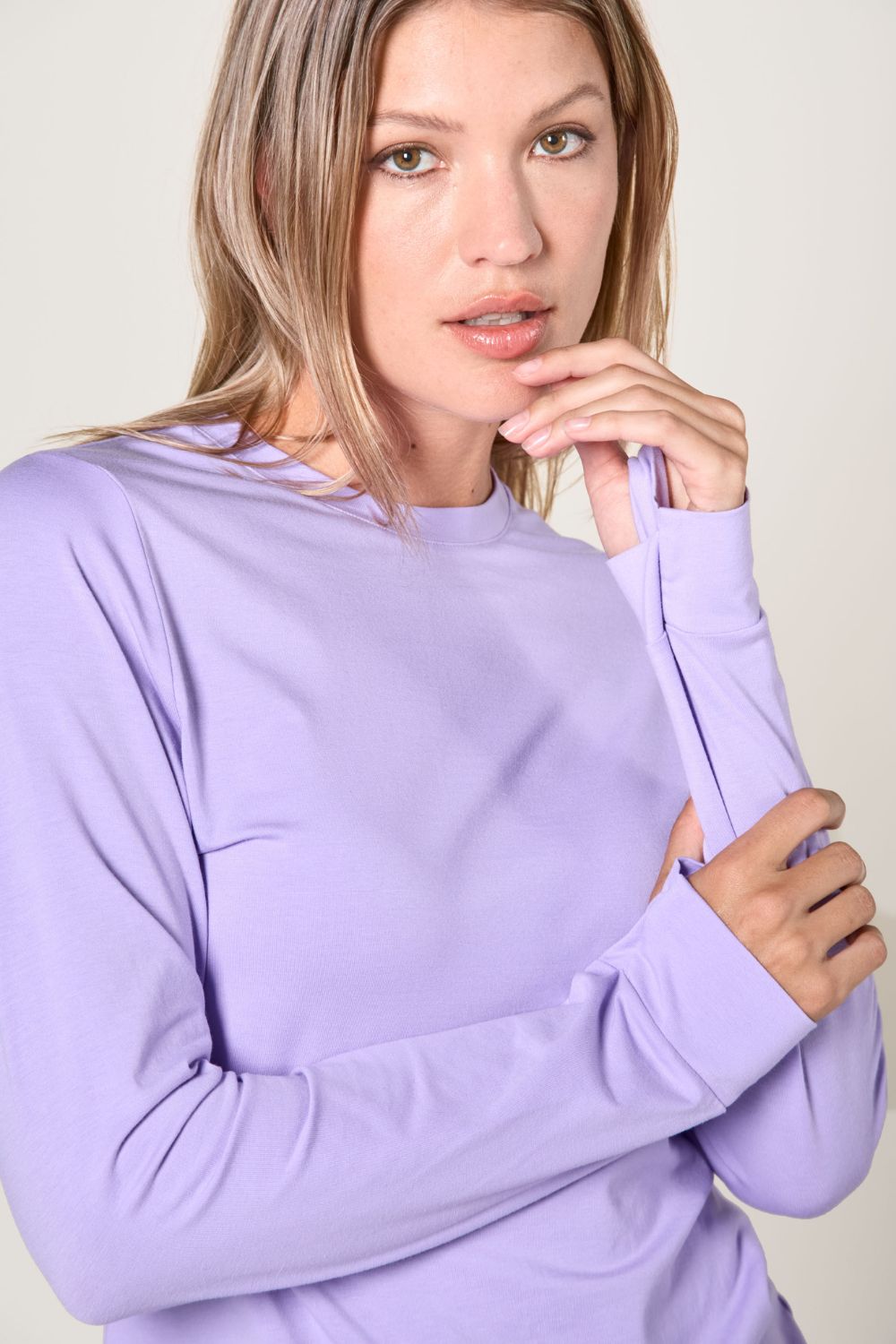 T-shirt anti-UV manches longues violet pour femme, léger et respirant avec protection UPF 50+ pour des activités extérieures.