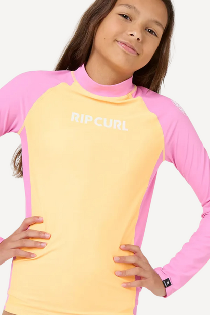 T-shirt de bain anti-UV manches longues en jaune et rose pour enfant, UPF 50+ de Rip Curl, idéal pour la plage.