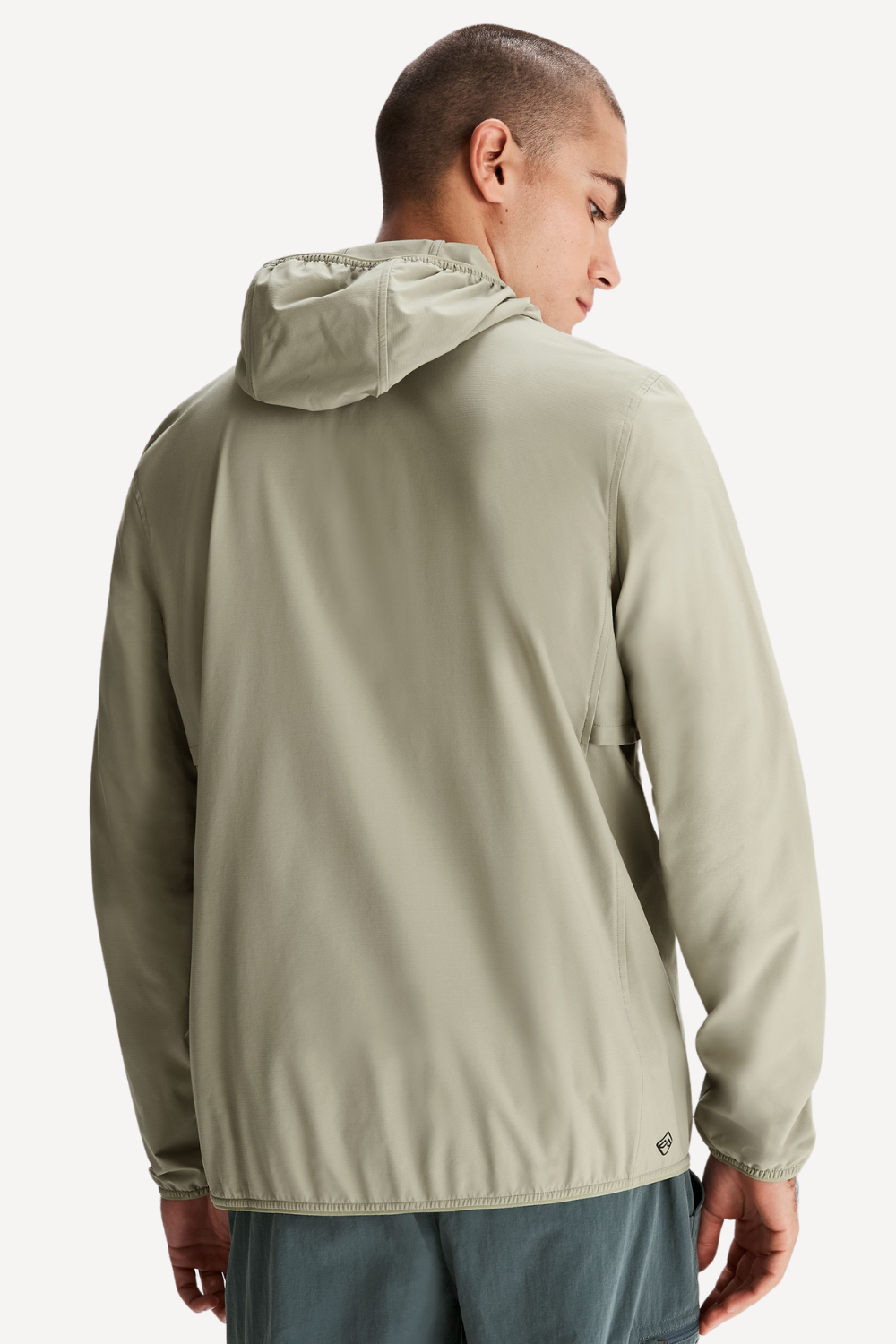 Veste anti-UV beige pour homme, légère et respirante, offrant une protection solaire UPF 50+ idéale pour les activités extérieures.