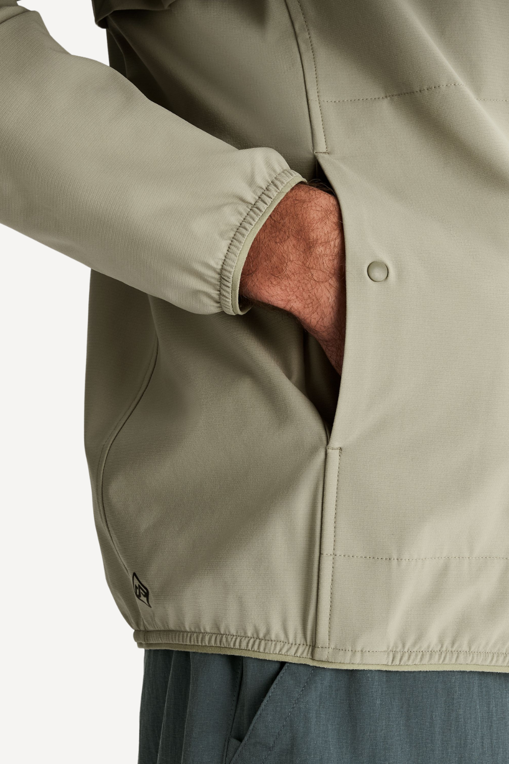 Veste anti-UV légère pour homme, tissu UPF 50+, équipée de poches pratiques pour les randonnées.