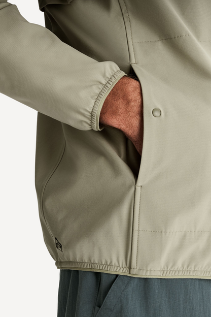 Veste anti-UV légère pour homme, tissu UPF 50+, équipée de poches pratiques pour les randonnées.