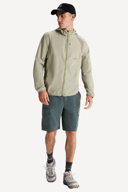 Homme portant une veste anti-UV beige UPF 50+, idéale pour les activités en extérieur par temps ensoleillé.