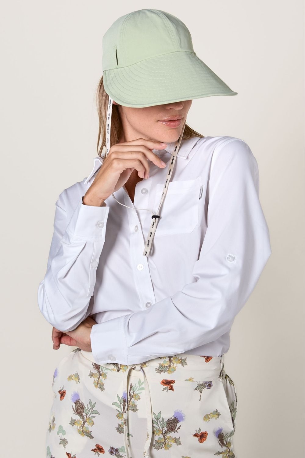 Casquette anti-UV verte pour femme, idéale pour une protection solaire lors de sorties ensoleillées.