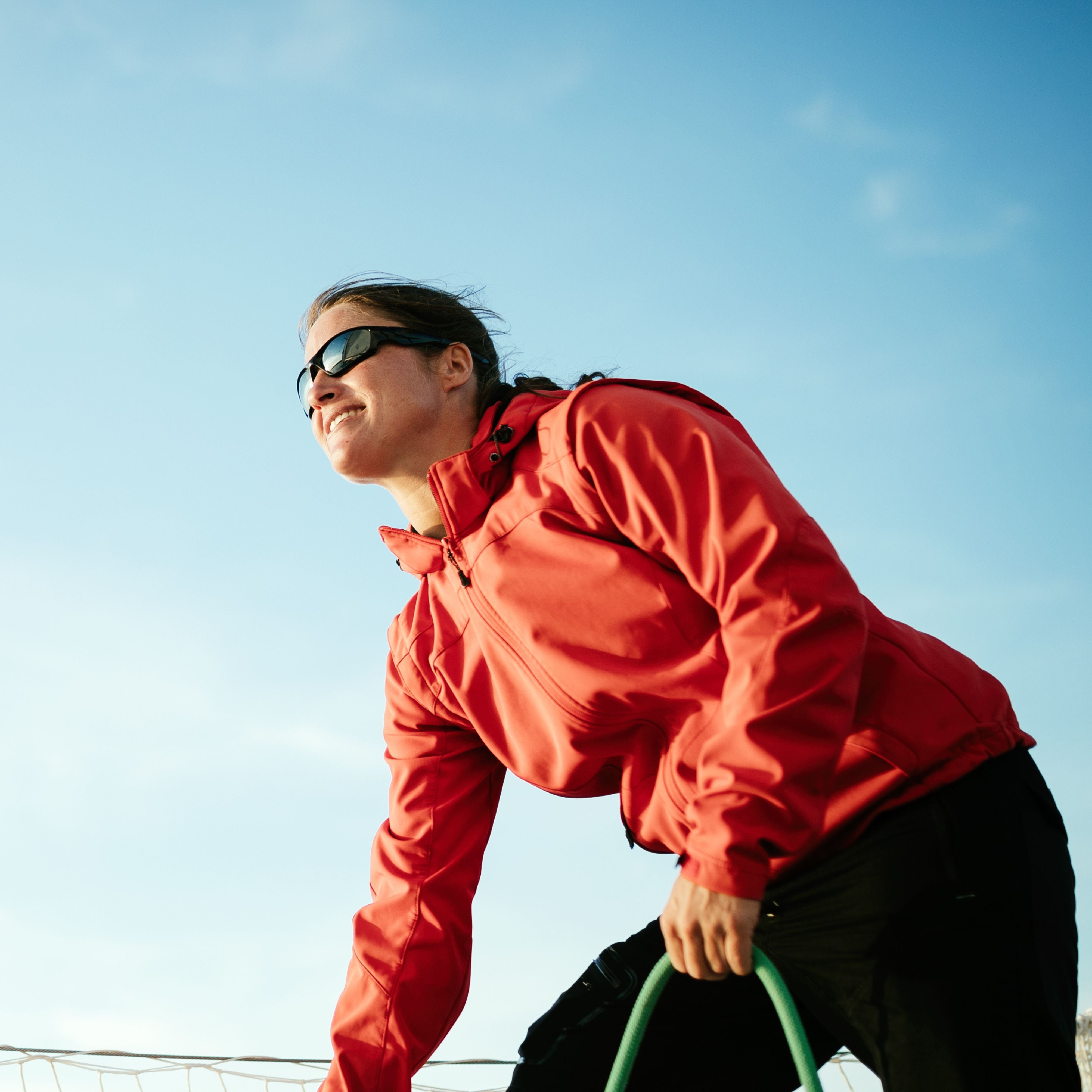 Femme portant des vêtements anti-UV et des lunettes de soleil sur un bateau